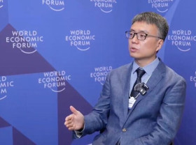 Image: Ping An Good Doctor CEO He Mingke Speaks At 2026 Summer Davos: China Is Entering Its Own "Longevity Era"
