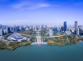 Image: Foreign visitors get a close look at Hefei's emerging tech sector