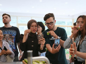 Image: Gen Z Visitors Explore Guizhou's Path to Global Markets