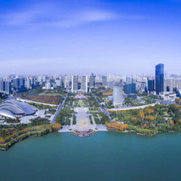 Image: Foreign visitors get a close look at Hefei's emerging tech sector
