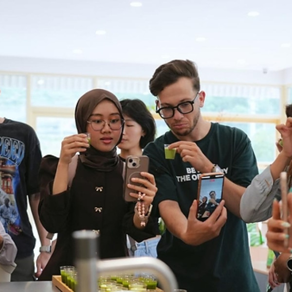 Image: Gen Z Visitors Explore Guizhou's Path to Global Markets