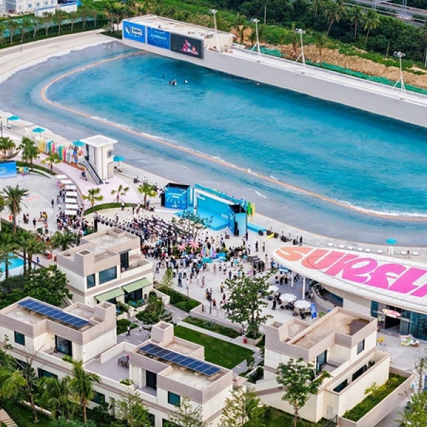 Image: Hainan Travel ---- Stepping Into a New Cultural‑Tourism Landmark of "Surf‑Plus" Concept Chasing Waves at Riyue Bay, Wanning, Hainan Province, China
