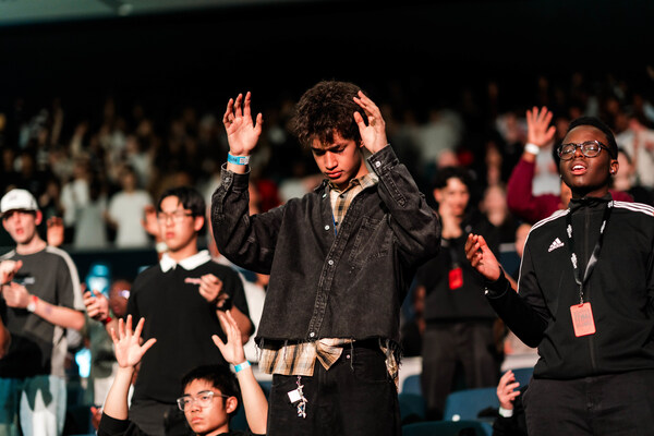 Thousands of Teenagers Gather in Perth for Prayer