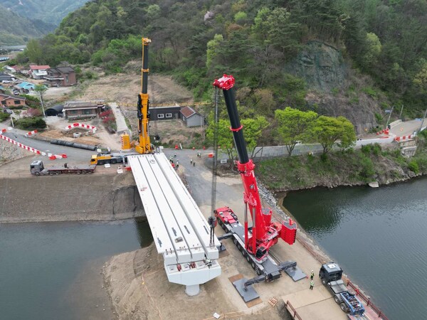 XCMG Delivers 1,000-Tonne All-Terrain Crane in South Korea, Completes First Bridge Lift
