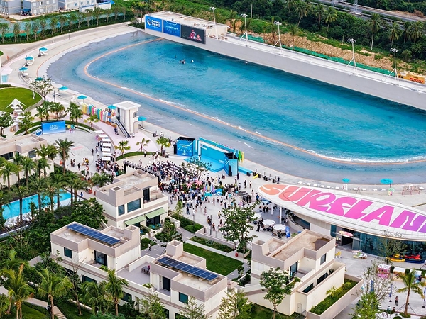 Hainan Travel ---- Stepping Into a New Cultural‑Tourism Landmark of "Surf‑Plus" Concept Chasing Waves at Riyue Bay, Wanning, Hainan Province, China