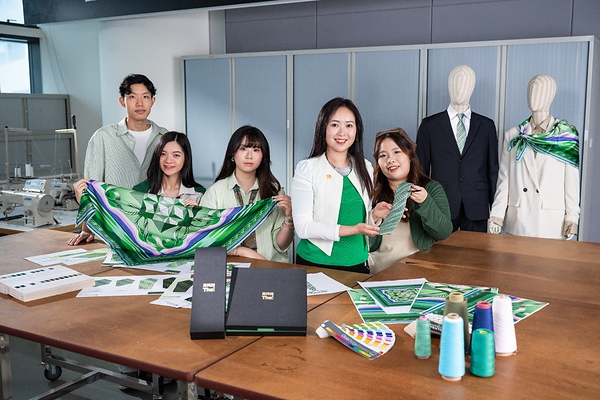 THEi Debuts "Hong Kong's First Five-Year Plan" Team Badge, designing Ties and Scarves for CE and His Team in "Policy Address" for Second Year