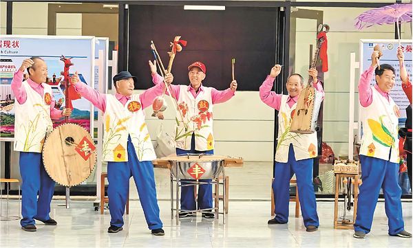 Xinhua Silk Road: Pot-and-pan instruments keep five elderly farmers' musical dream alive in E China