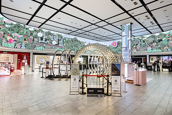Hangul Comes to Life Across Seoul as Shinsegae Duty Free and Artist Hong In-sook Turn "Annyeong" into Art