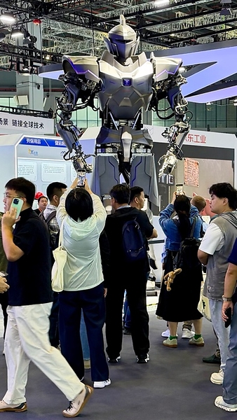 NeodraDynamics Showcases 4-Meter & 1.2-Ton Neo1 Heavy-Duty Hydraulic Robot with JD Industrial at CIIF: Hydraulic‑Electric Hybrid Solves Real‑world "4D" Industrial Challenges